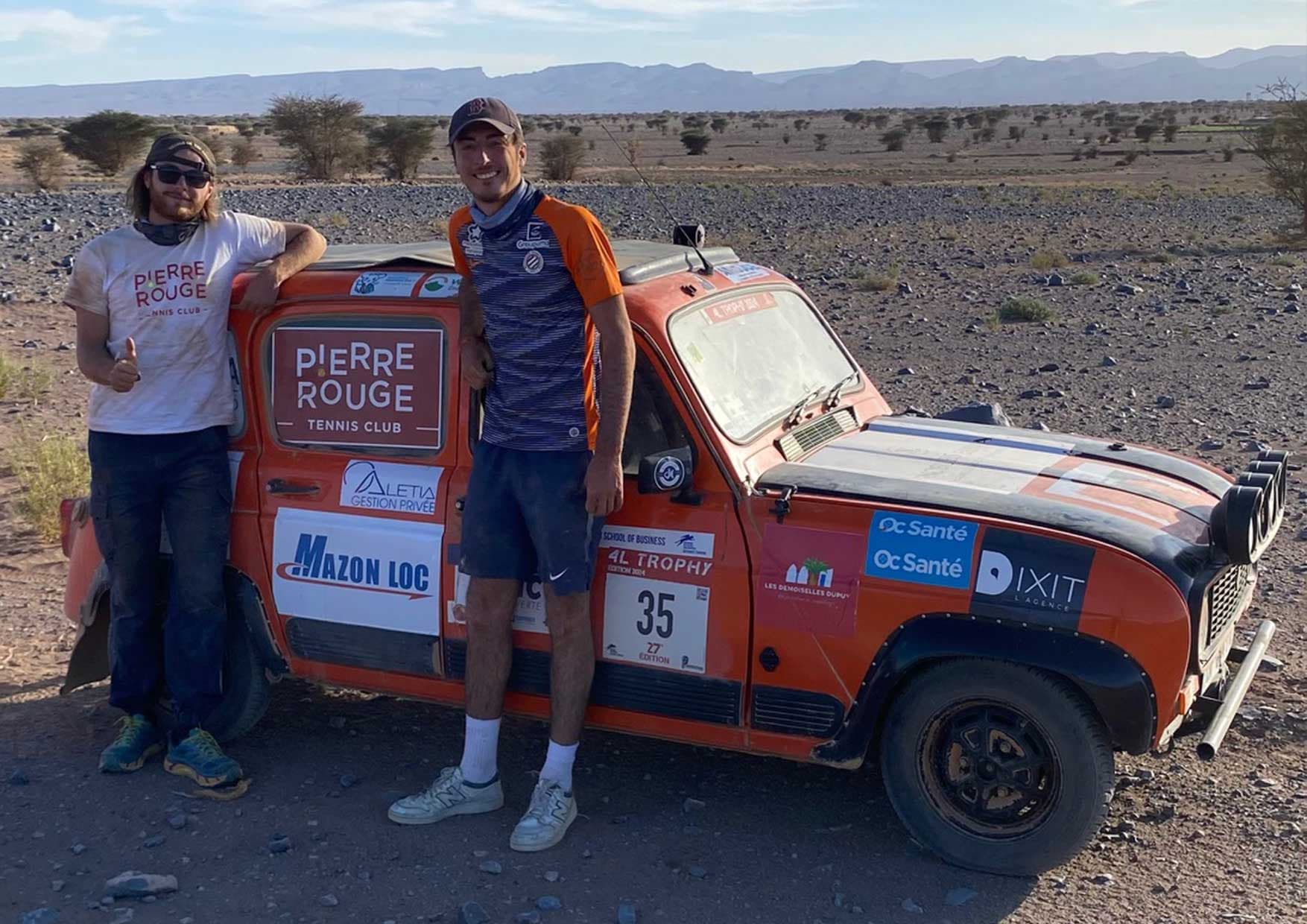 L'équipage du club au départ du 4L Trophy