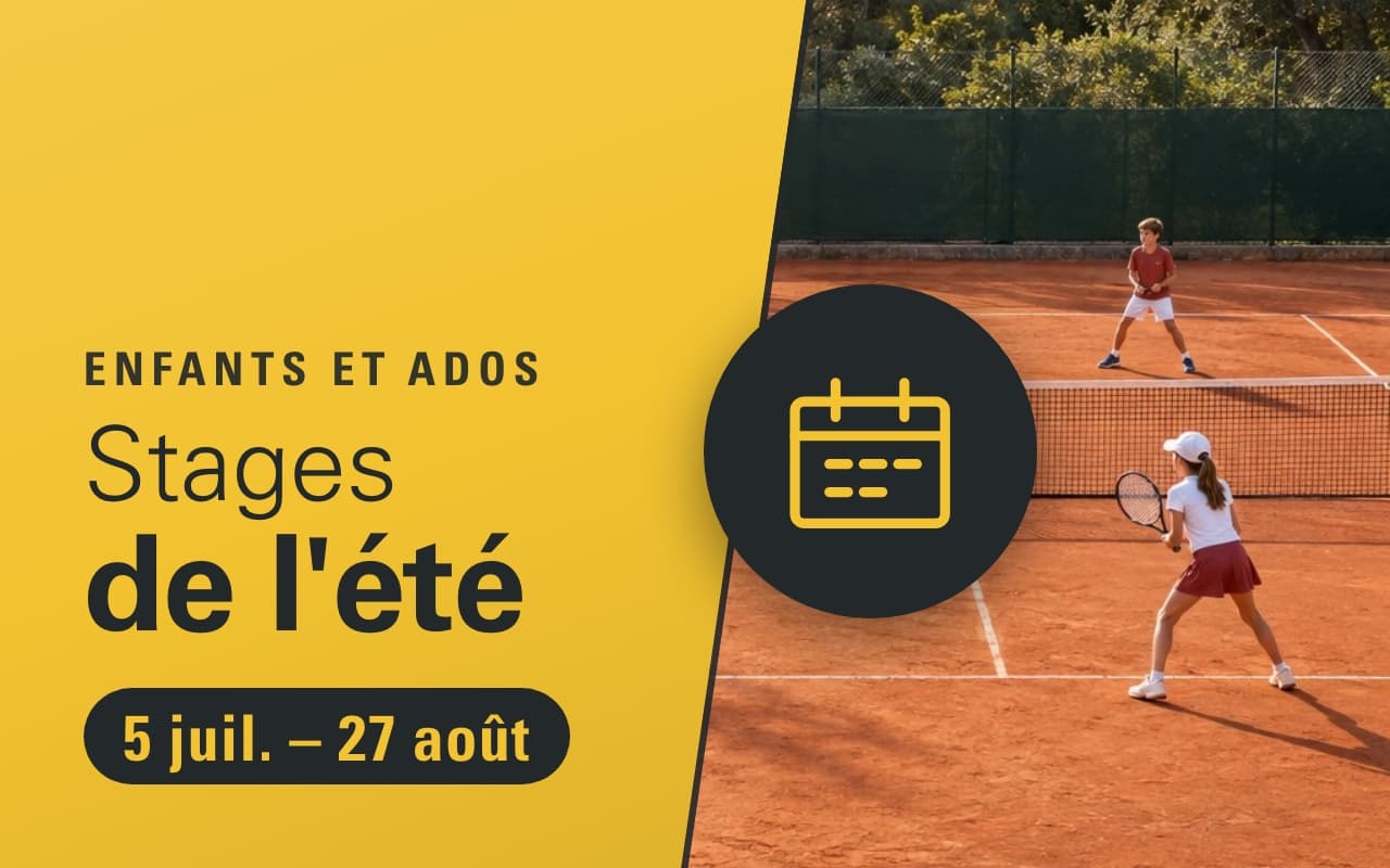 Stages de l'été (Enfants et ados), du 5 juillet au 27 août 2027. Un groupe d'enfants joue sur un court en terre battue, sous le soleil