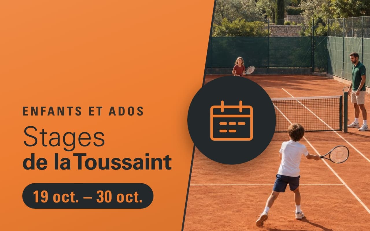 Stages de la Toussaint (Enfants et ados), du 19 octobre au 30 octobre 2026. Des enfants jouent sur un court en terre battue, un éducateur les suit
